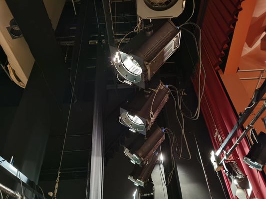 300W đèn LED CRI95 chiếu sáng sân khấu RGBALC 6 In 1 Auto Zoom Fresnel Spot Light With Color Management System