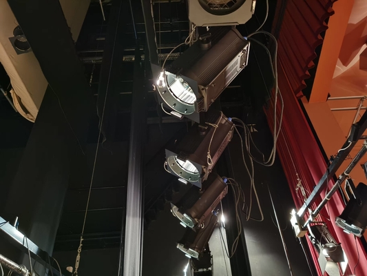 Giá tốt. 300W đèn LED CRI95 chiếu sáng sân khấu RGBALC 6 In 1 Auto Zoom Fresnel Spot Light With Color Management System trực tuyến